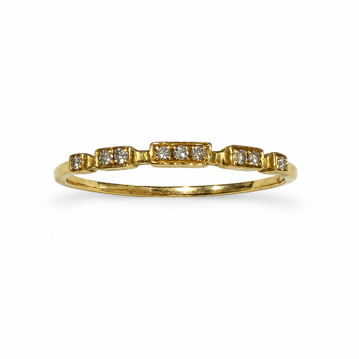 Brugt ring i 18 kt. guld med 9 diamanter set forfra – BRUGT0108 [ai-redigeret]