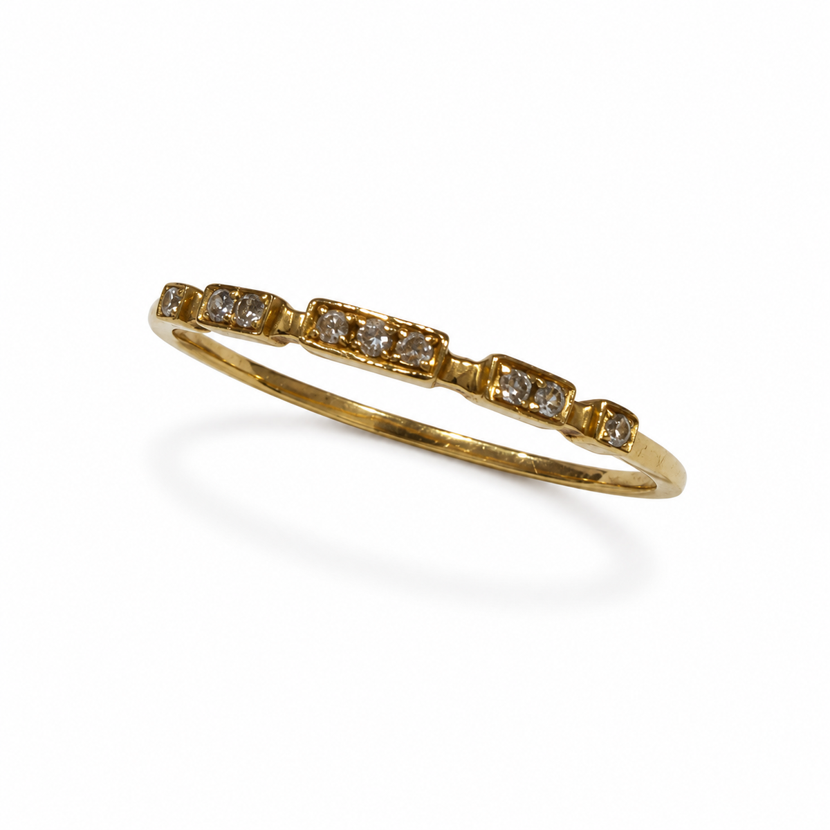 Brugt ring i 18 kt. guld med 9 diamanter set fra siden – BRUGT0108 [ai-redigeret]