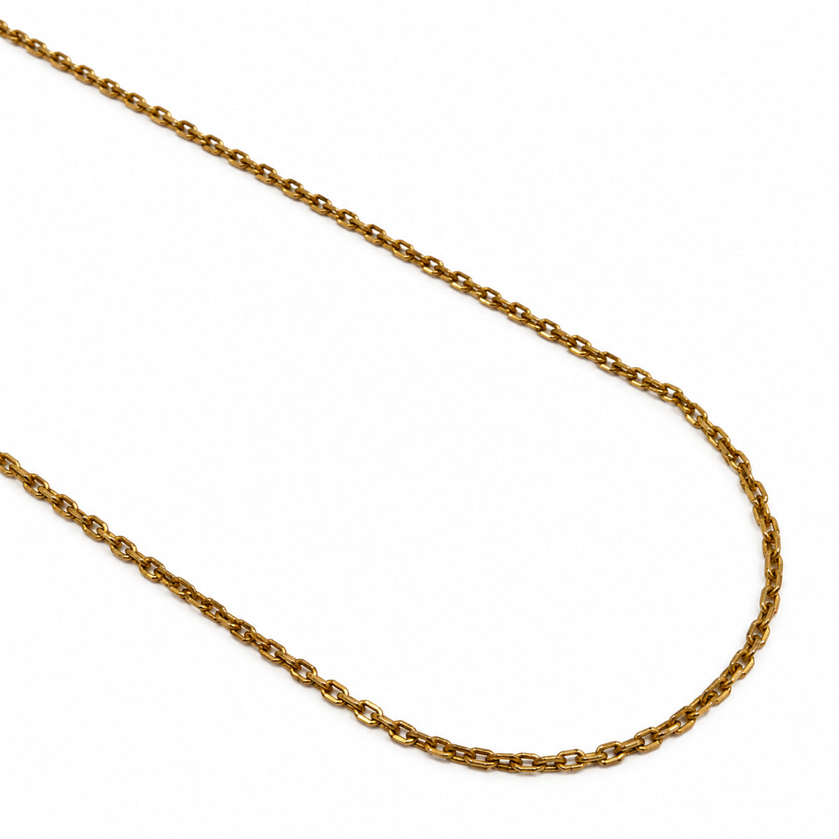 Brugt anker facet halskæde i 8 kt. gult guld, 46 cm lang og 1,3 mm bred. Kædens aflange facetterede led vises i fuld udstrækning med naturlige brugsspor – stempel 333 HS, BRUGT0136 [ai-redigeret]