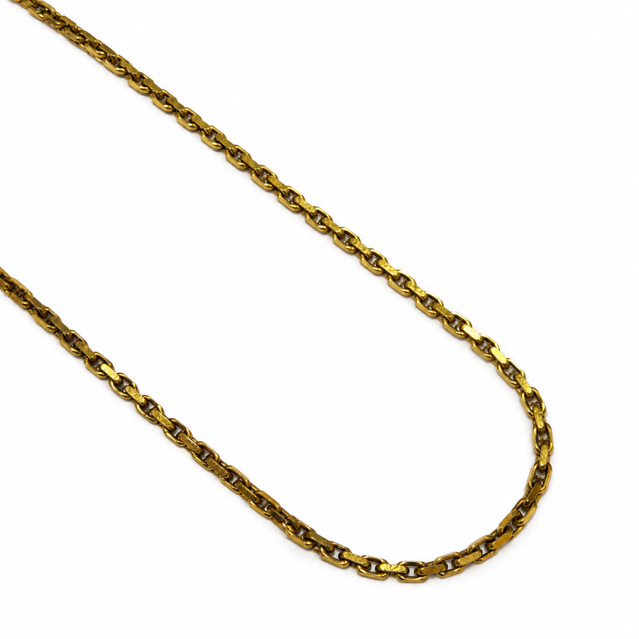 Brugt anker facet halskæde i 8 kt. gult guld, 57 cm lang og 2,0 mm bred. Nærvisning af facetslebne aflange led og kædens naturlige brugsspor på hvid baggrund – 9,8 g, BRUGT0137 [ai-redigeret]