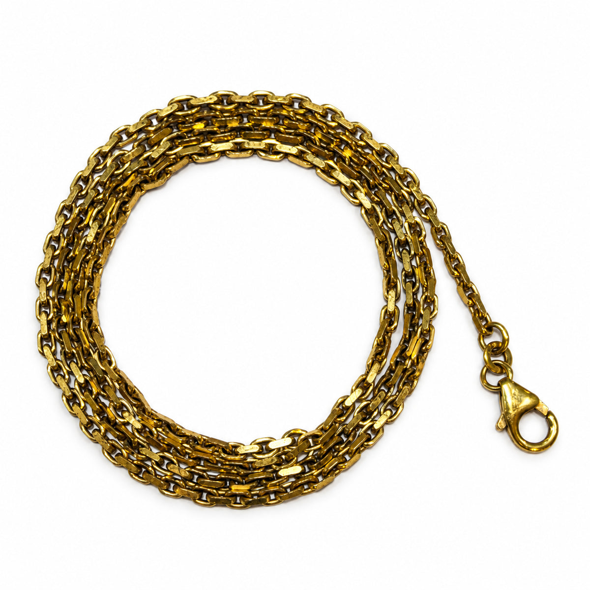 Brugt anker facet halskæde i 8 kt. gult guld, samlet i en rund form på hvid baggrund. 57 cm lang, 2,0 mm bred og med facetterede led, stempel 333 BNH og karabinlås – BRUGT0137 [ai-redigeret]