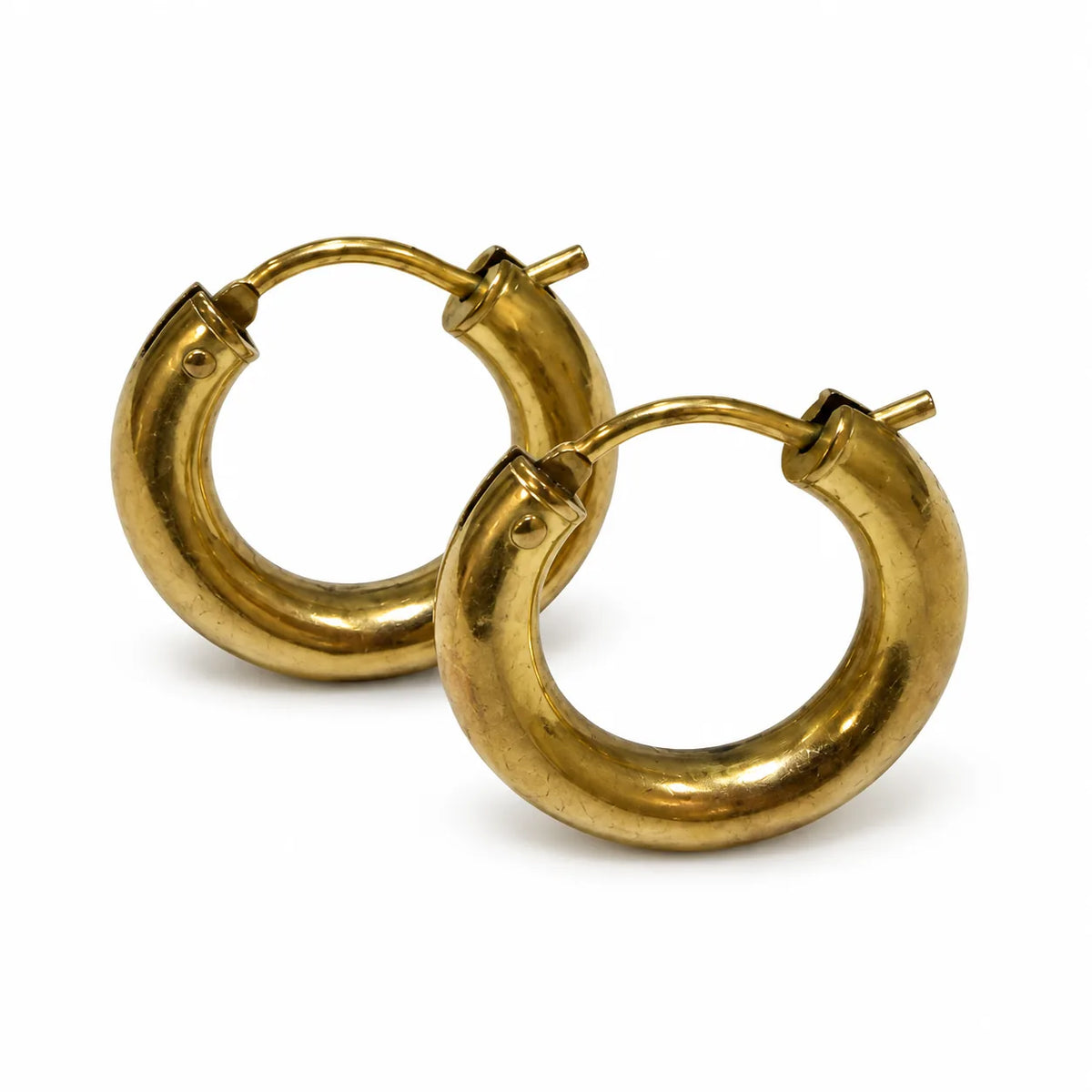 Brugte chunky creoler i 8 kt. guld set forfra - BRUGT0115 [ai-redigeret]