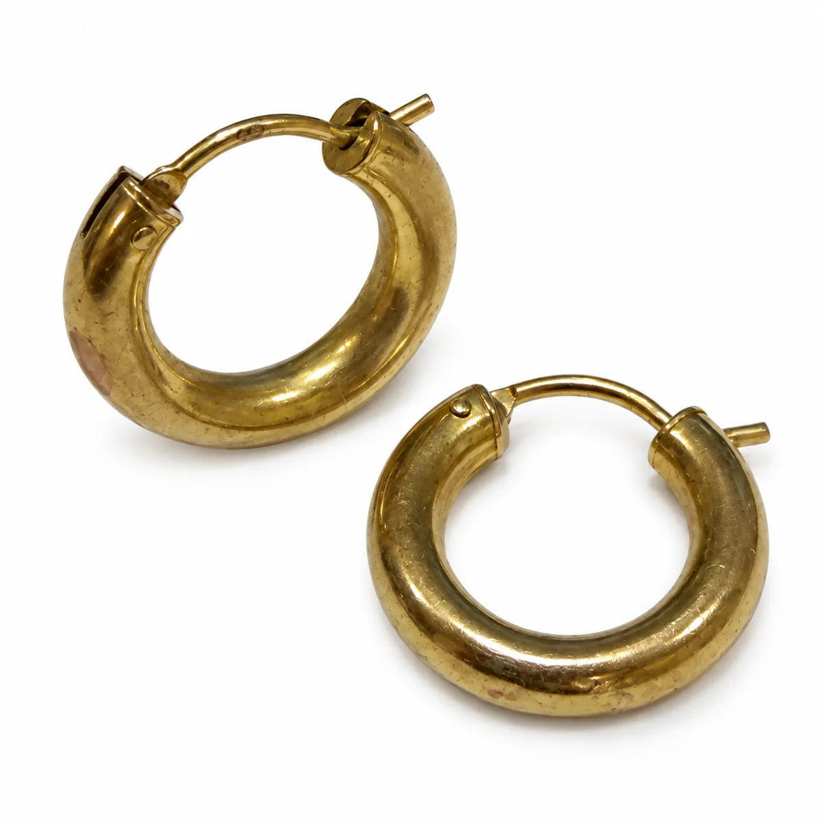 Brugte chunky creoler i 8 kt. guld liggende set oppefra - BRUGT0115 [ai-redigeret]