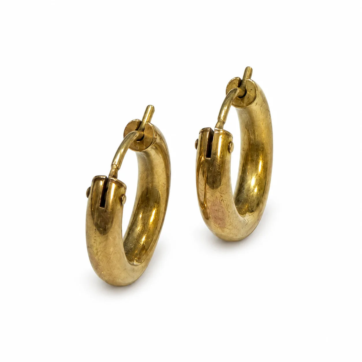 Brugte chunky creoler i 8 kt. guld set fra siden - BRUGT0115 [ai-redigeret]