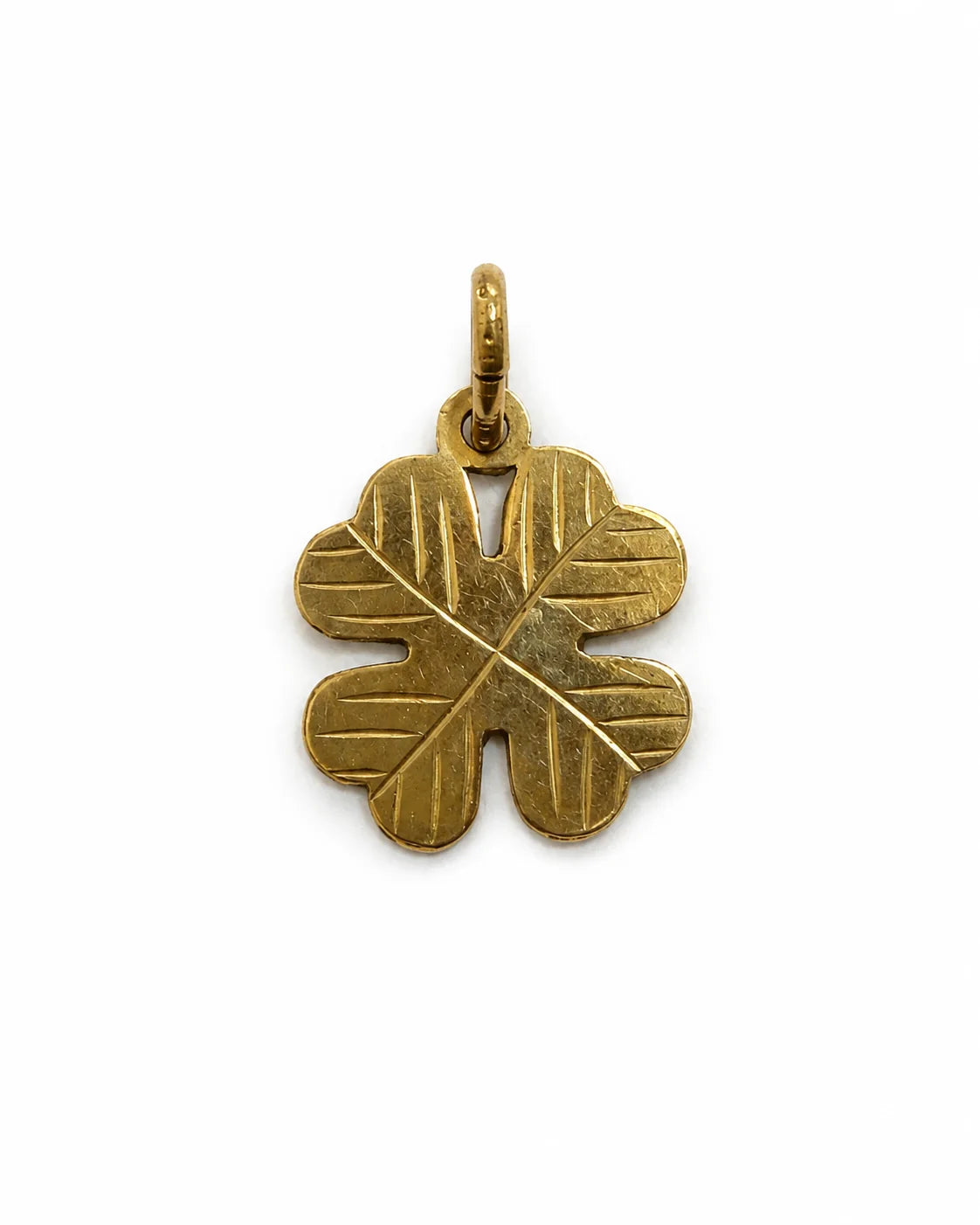 Brugt firkløvervedhæng i 8 kt. guld, 13 x 13 mm uden øsken, set forfra [ai-redigeret]