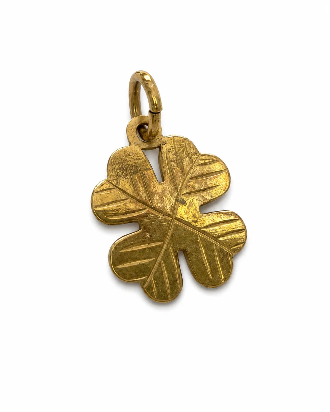 Brugt firkløvervedhæng i 8 kt. guld med graveret mønster, set fra vinkel [ai-redigeret]