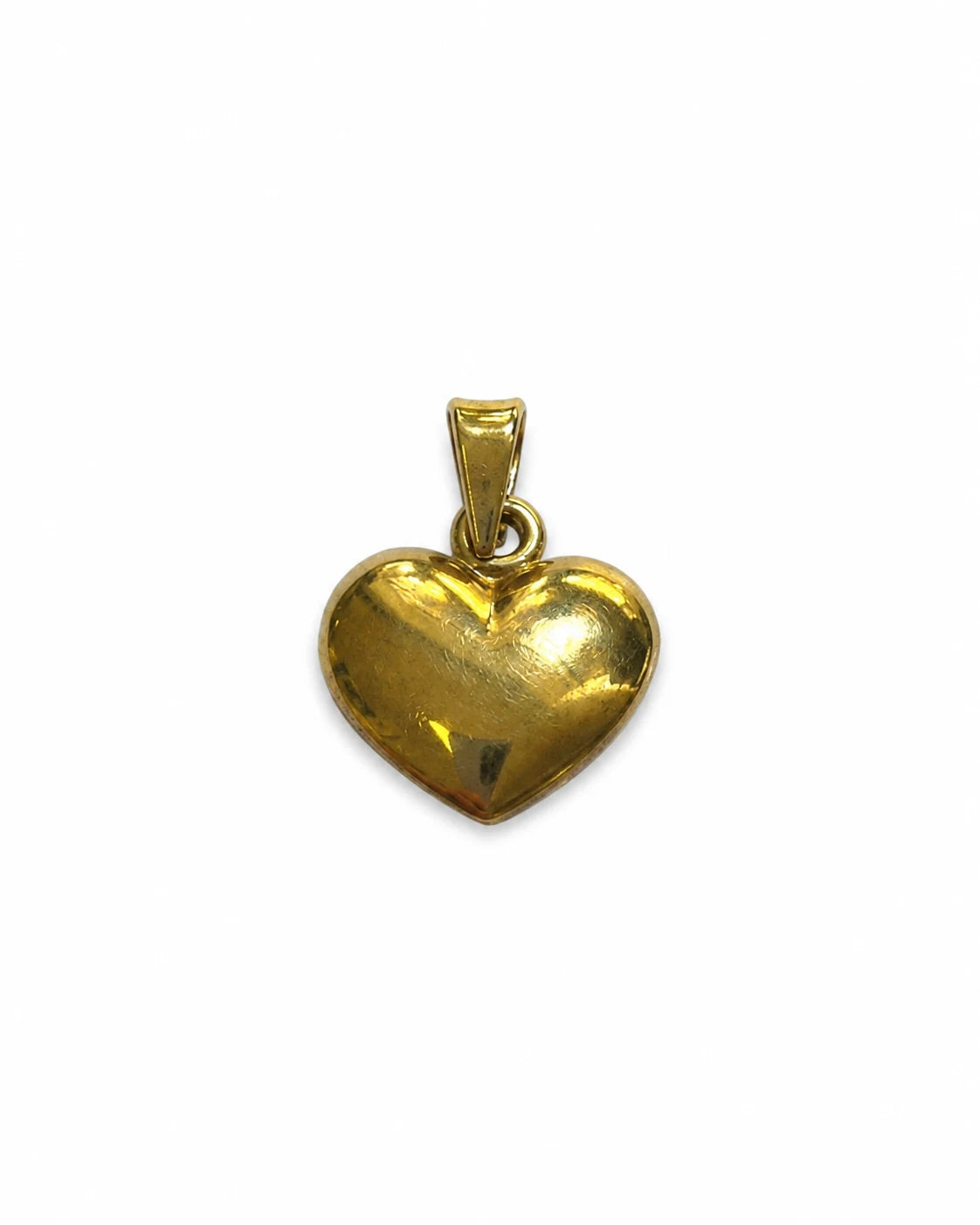 Brugt hjertevedhæng i 8 kt. guld, 12 x 12 mm uden øsken, set forfra [ai-redigeret]