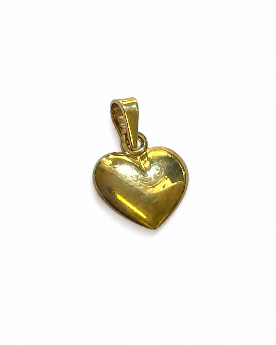 Brugt hjertevedhæng i 8 kt. guld, stemplet 333 SC, set fra vinkel [ai-redigeret]