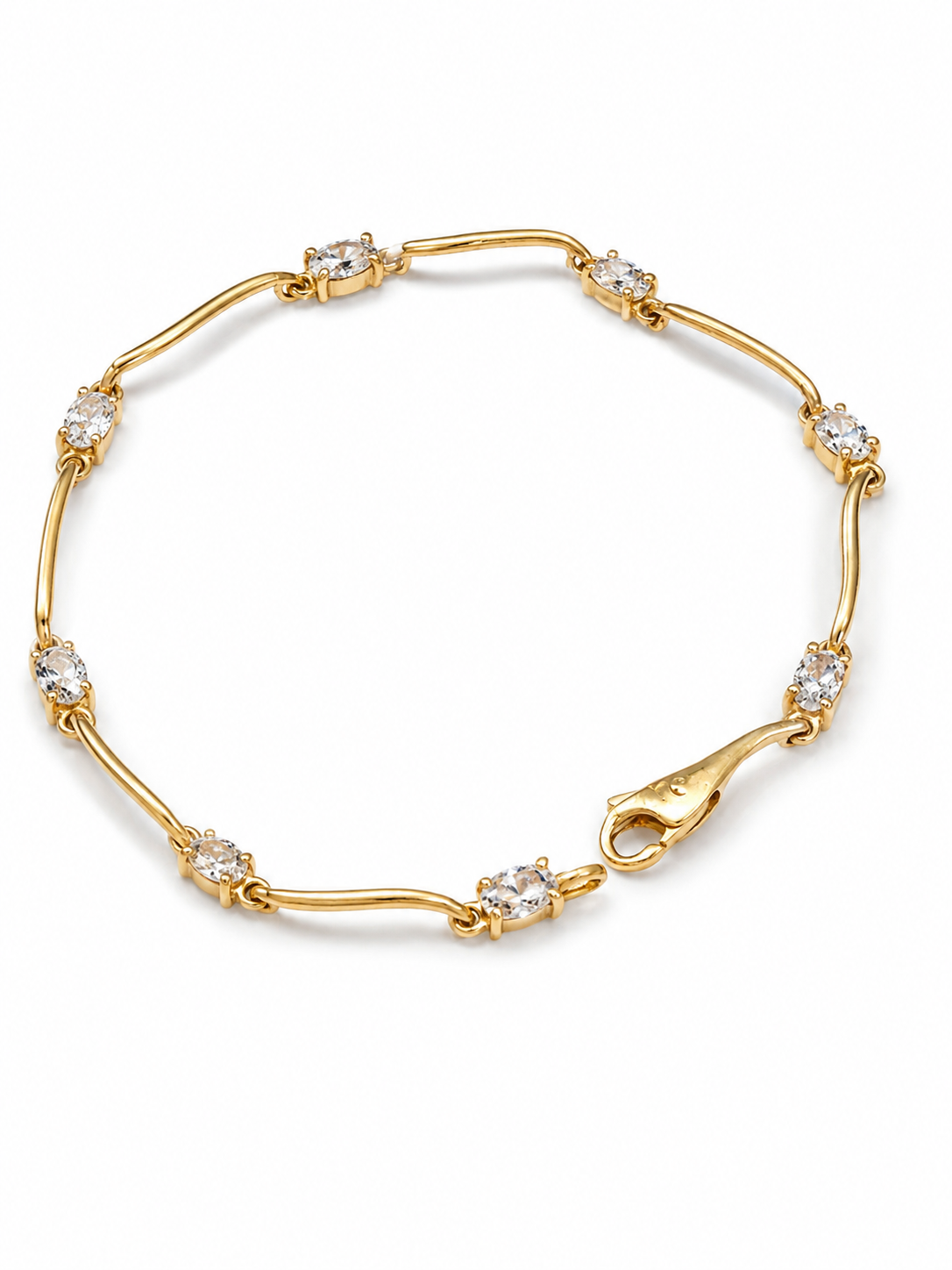 Aagaard 8 kt. armbånd med seks zirkonia set fra en anden vinkel [ai-redigeret]