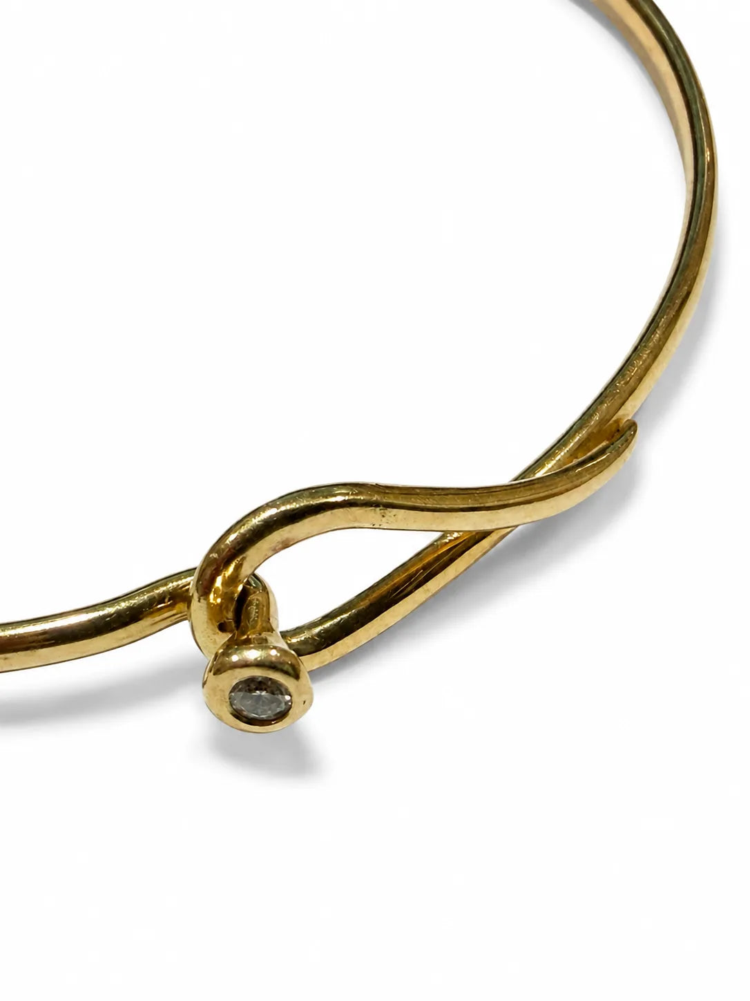 Detalje af diamantfatning på brugt armring i 14 kt. guld [ai-redigeret]