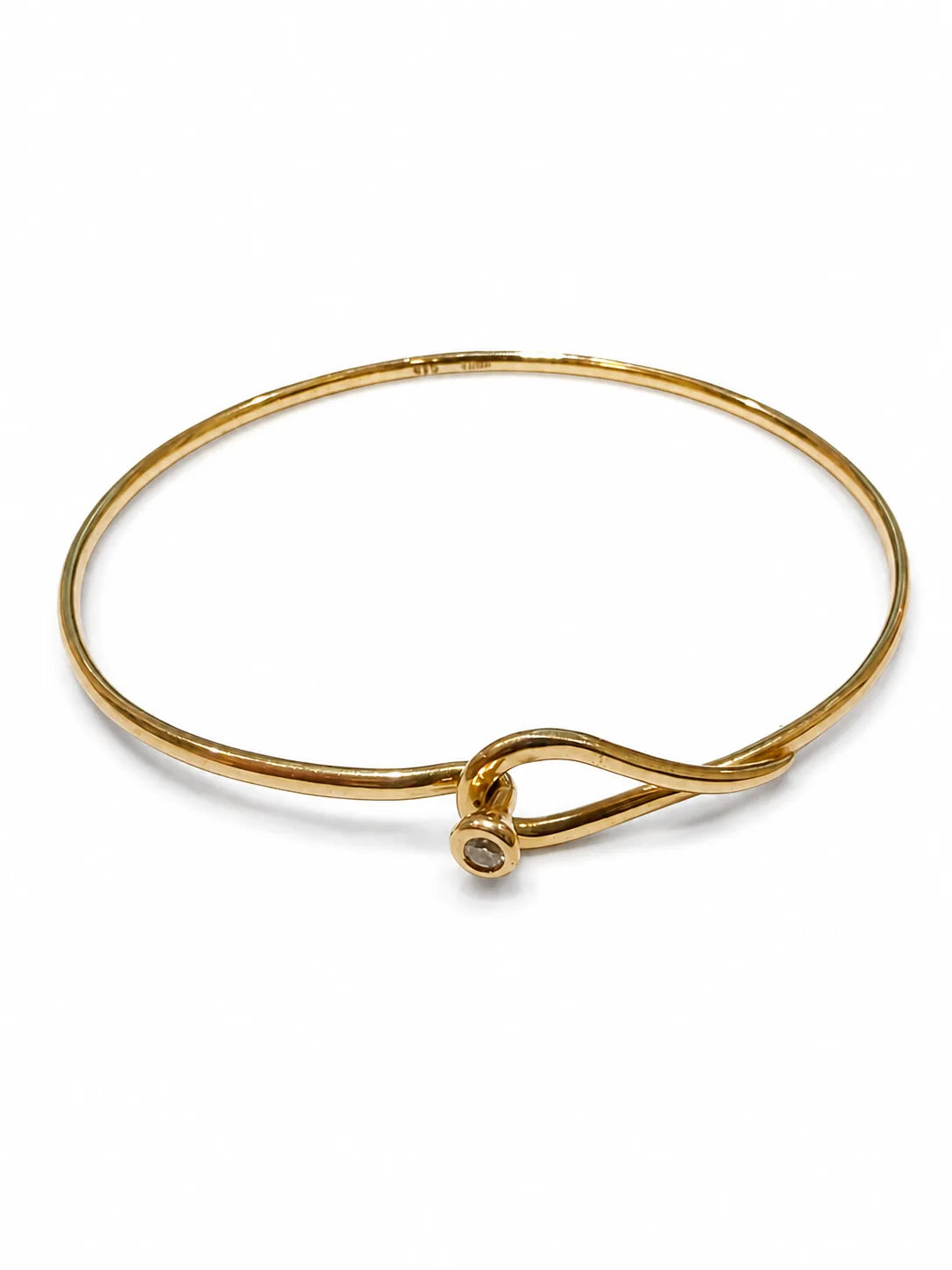 Brugt armring i 14 kt. guld med diamant set fra oven [ai-redigeret]