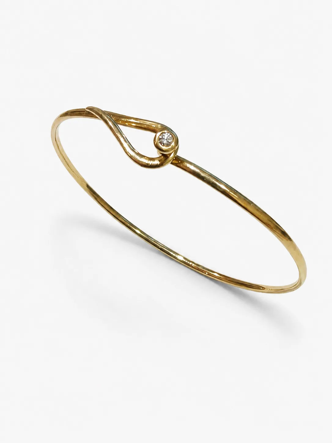 Brugt armring i 14 kt. guld med diamant set i vinkel [ai-redigeret]