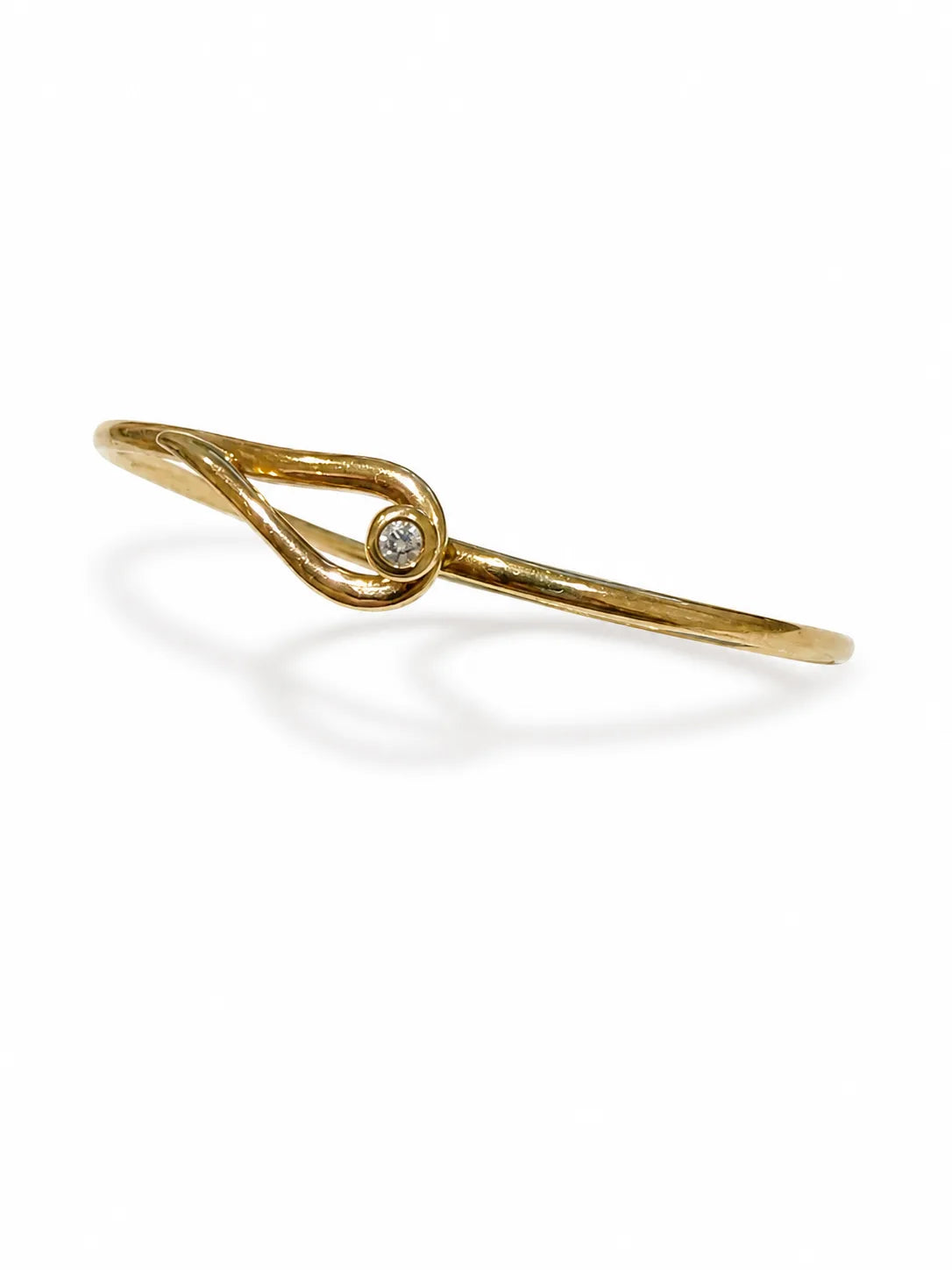 Brugt 14 kt. guld armring med diamant set fra siden [ai-redigeret]