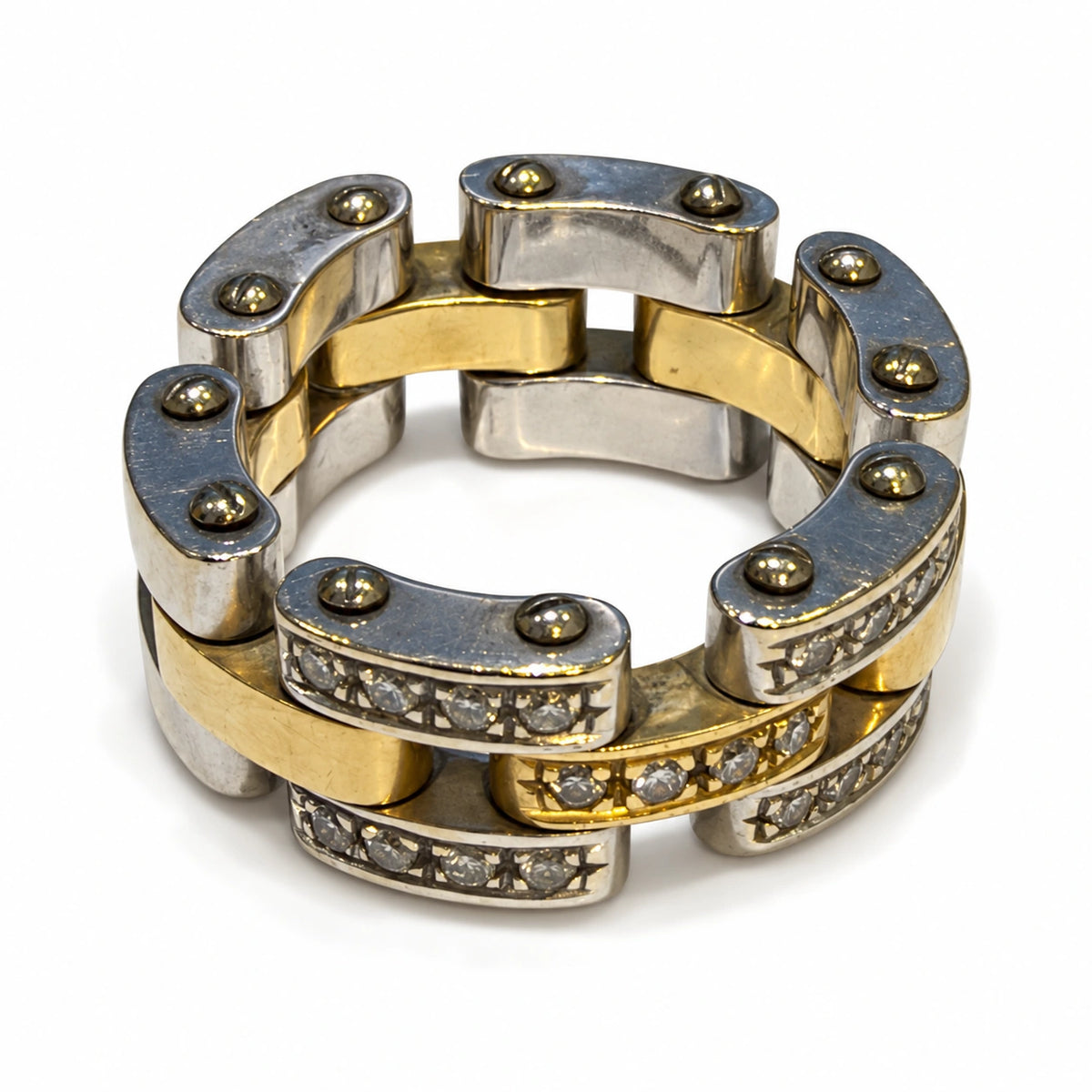 Brugt Dimension ring i 14 kt. tofarvet guld set skråt fra oven med fem diamantled, nitter og et karakteristisk bredt design. Størrelse 50, 13,6 g og autentiske ridser i metallet [ai-redigeret]