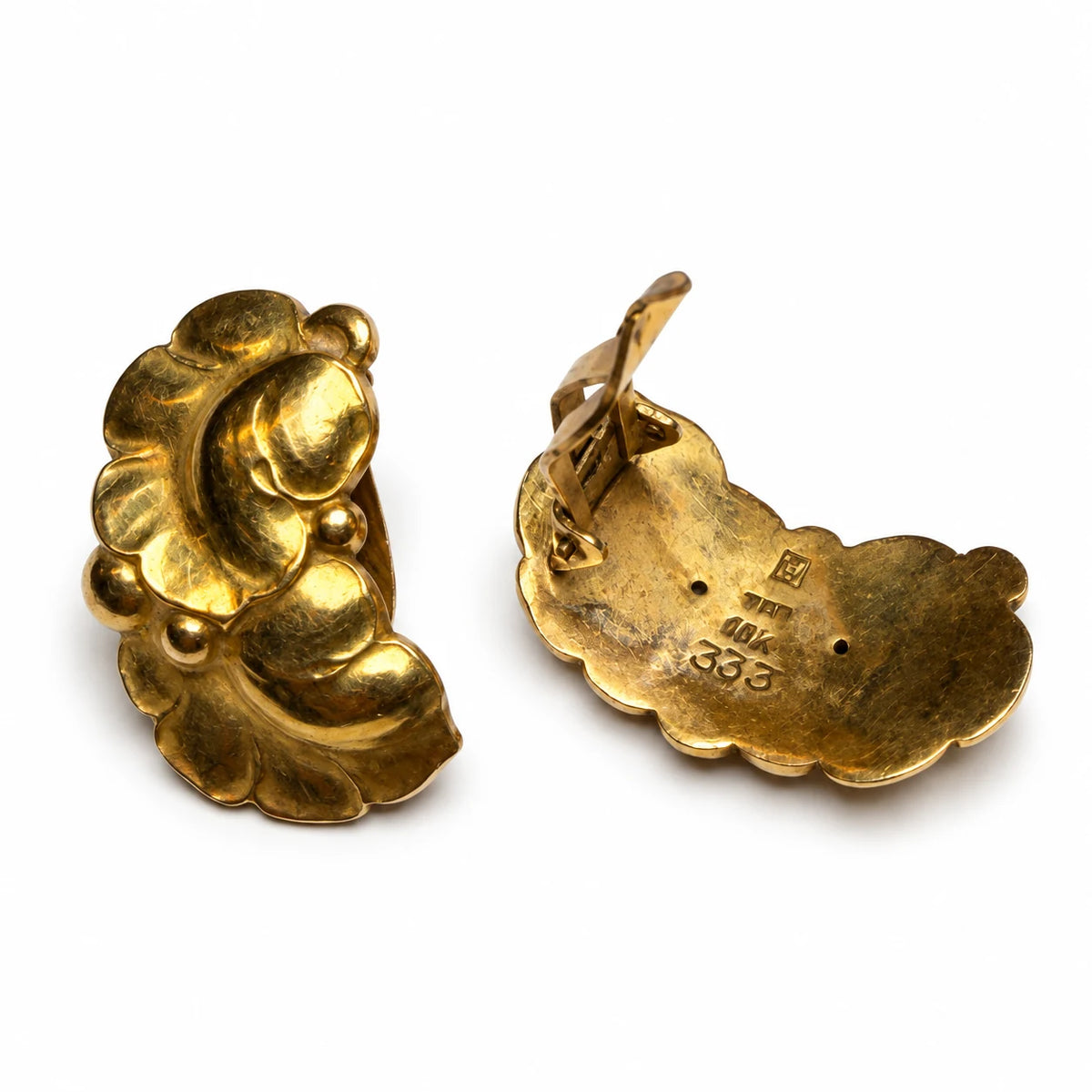 Brugte Georg Jensen øreclips i 18 kt. guld set fra bagsiden med stempler og clips - 62357490 [ai-redigeret]