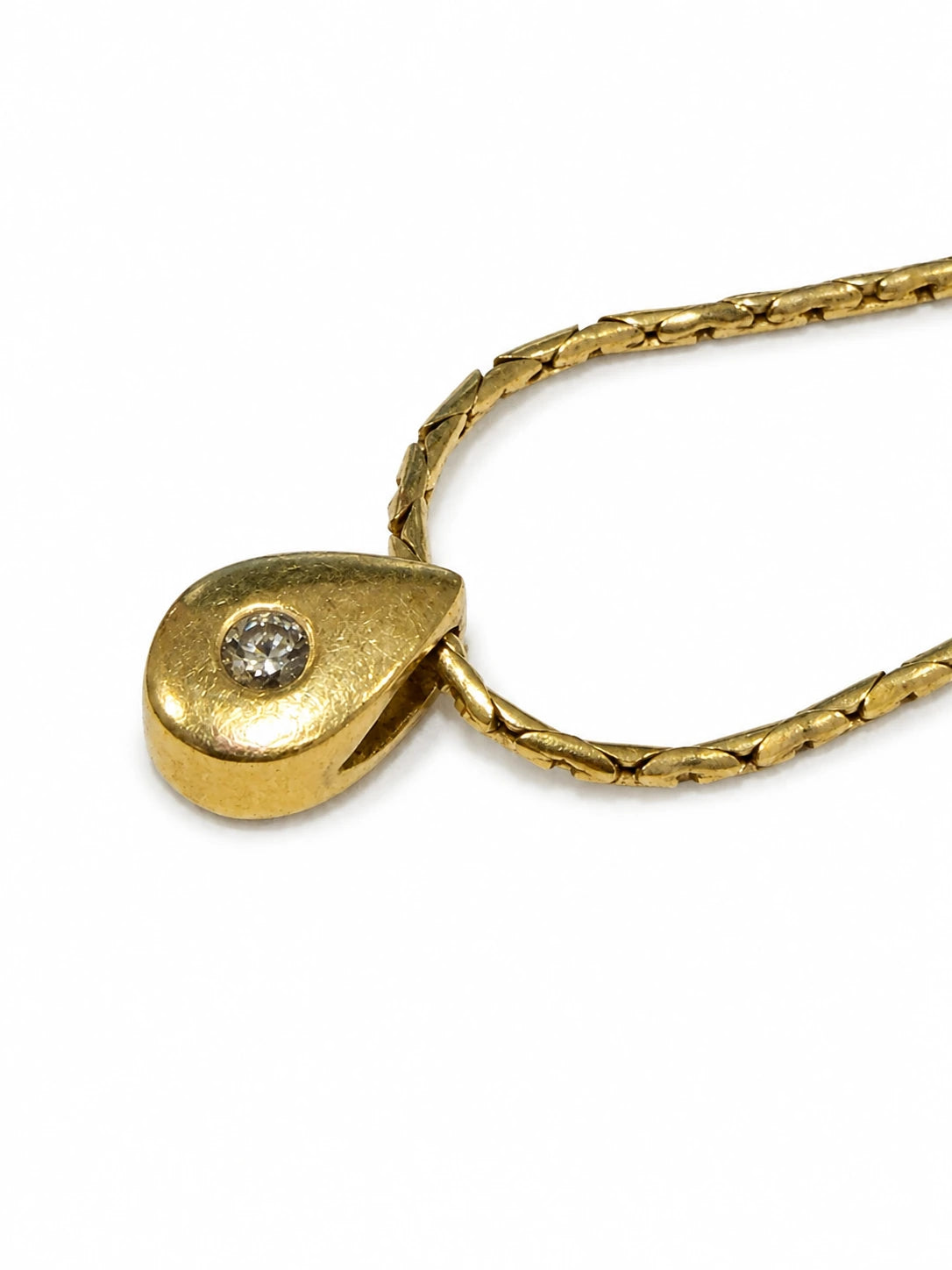 Detalje af dråbeformet vedhæng i 14 kt. guld med diamant 0,03 ct. [ai-redigeret]