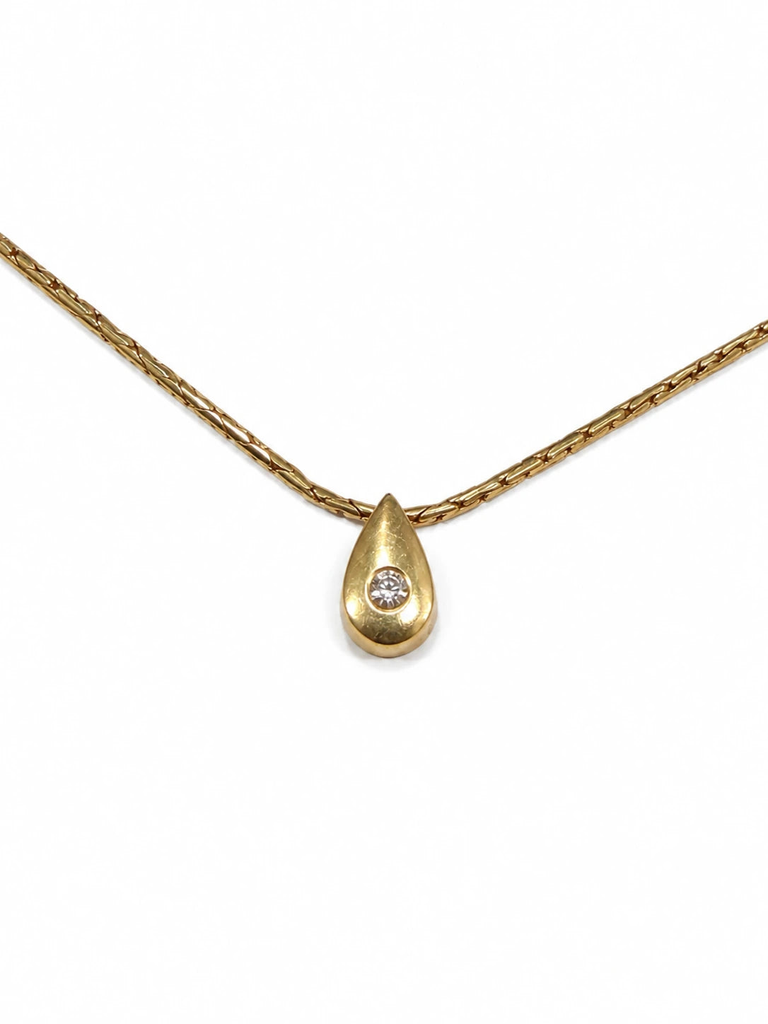 Brugt halskæde i 14 kt. guld med dråbeformet diamantvedhæng, front [ai-redigeret]