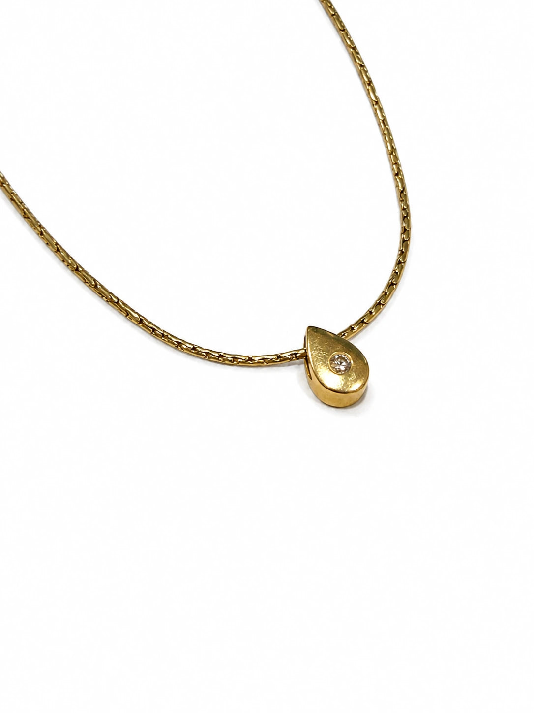 Nærbillede af dråbeformet diamantvedhæng i 14 kt. guld [ai-redigeret]