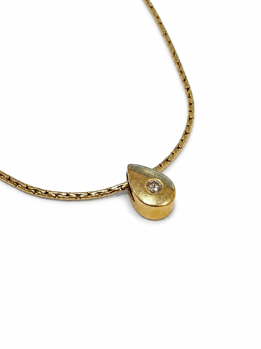 Brugt halskæde i 14 kt. guld med diamantvedhæng, vist fra vinkel [ai-redigeret]
