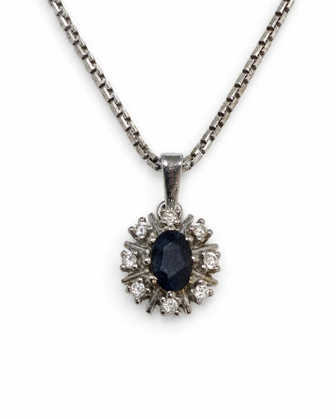 Brugt halskæde i 14 kt. hvidguld med safir og 8 diamanter, front [ai-redigeret]