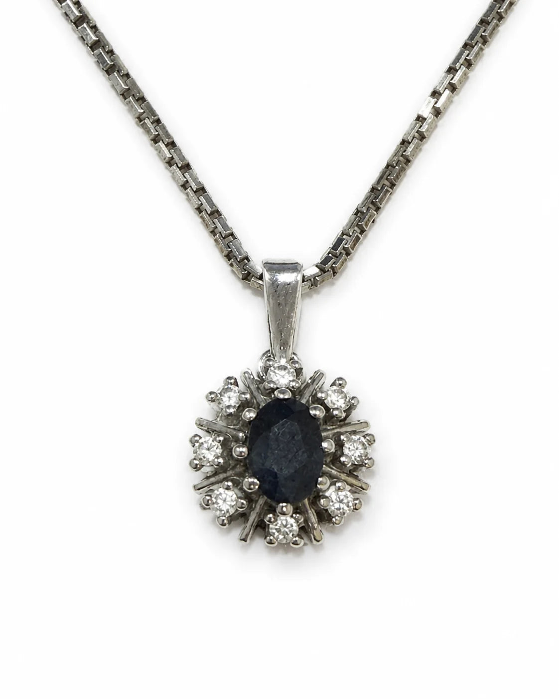 Brugt halskæde i 14 kt. hvidguld med safir og diamanter, detaljevinkel [ai-redigeret]