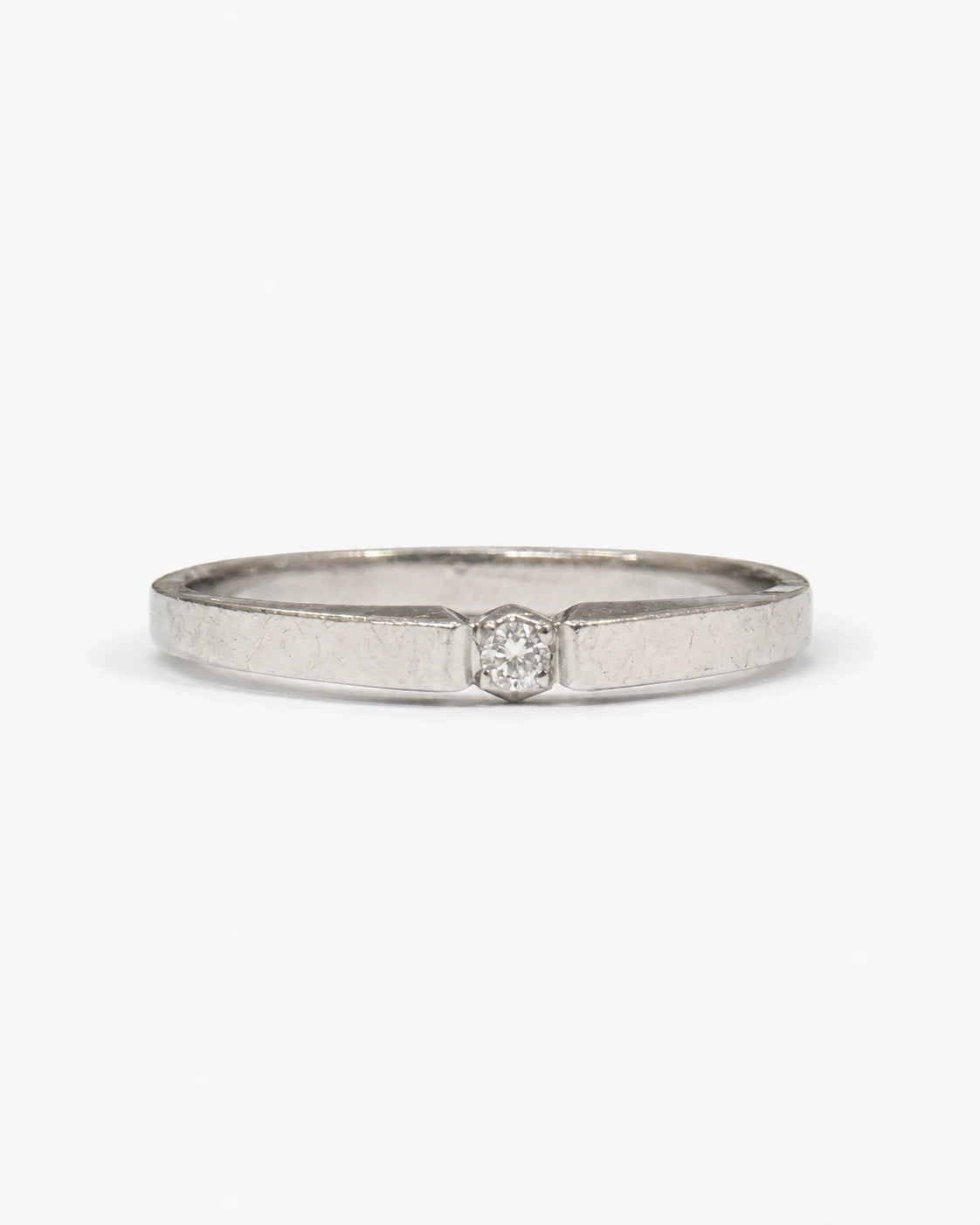 Brugt hvidguldsring med diamant 0,03 ct – frontvisning – BRUGT0066 [ai-redigeret]