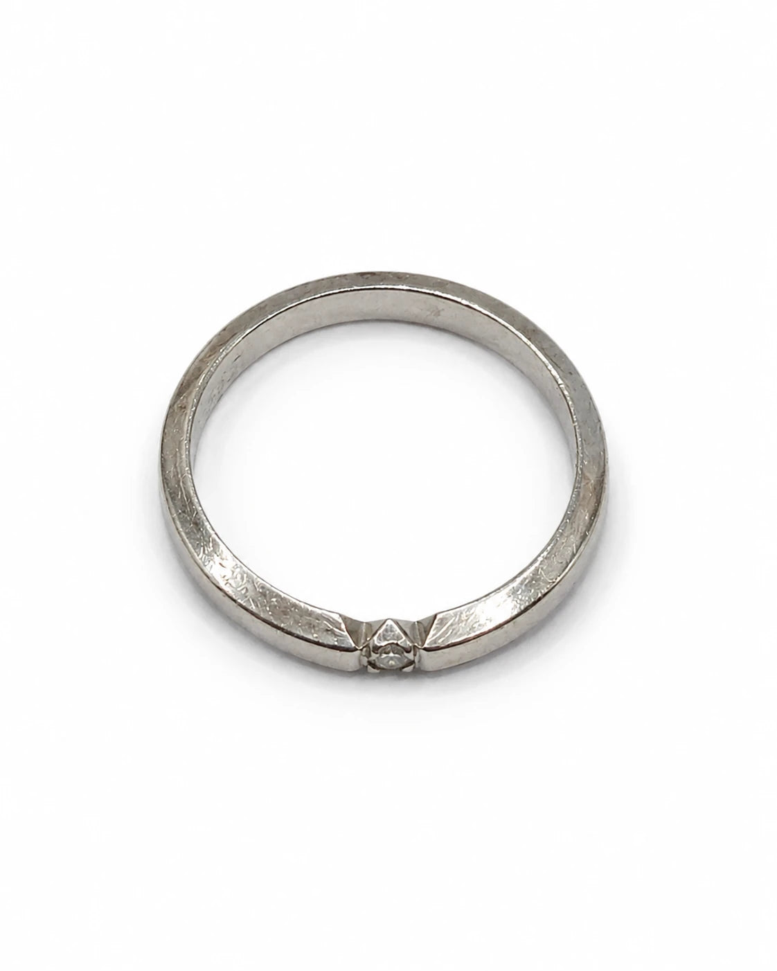 Brugt hvidguldsring med diamant – visning ovenfra – BRUGT0066 [ai-redigeret]