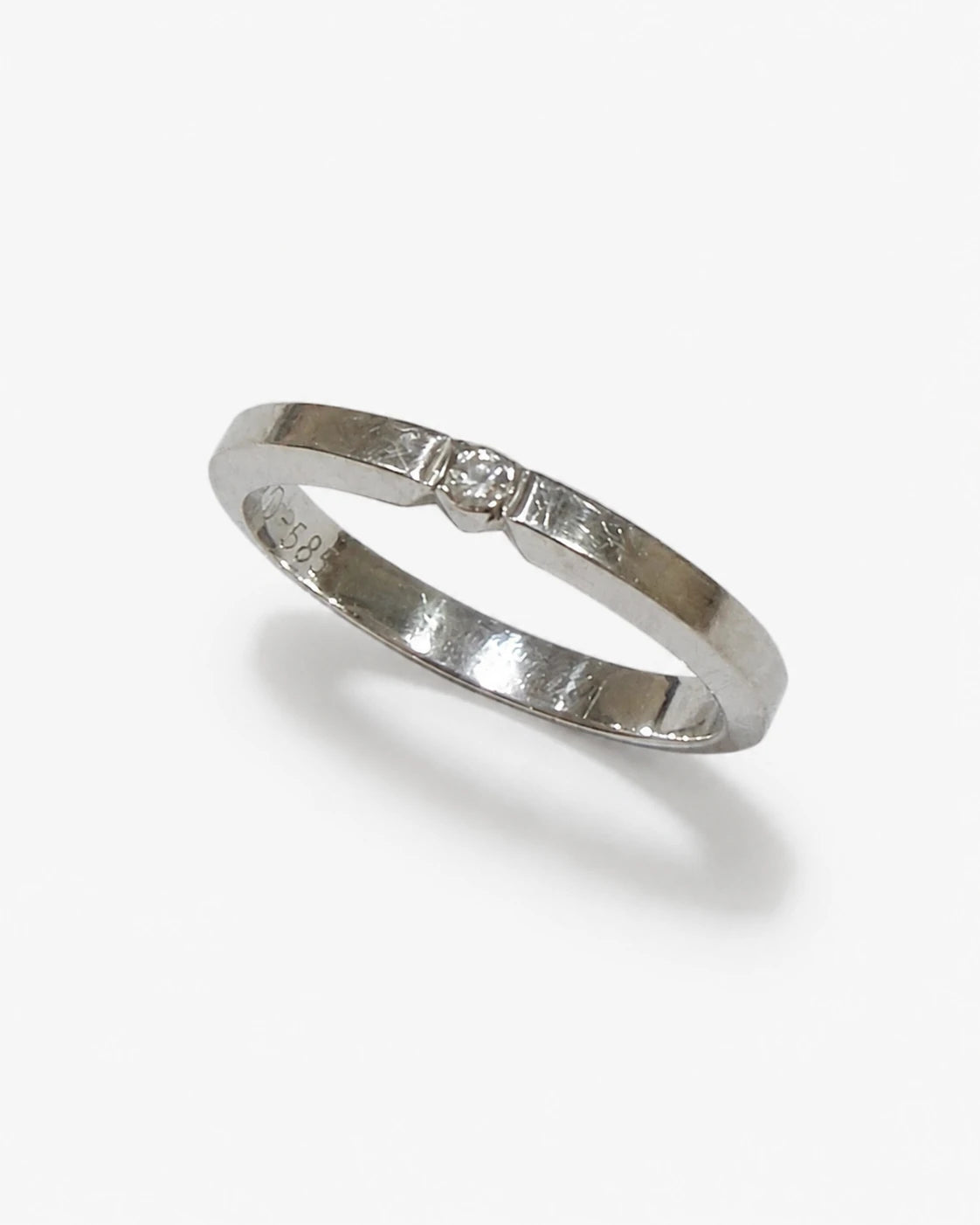 Brugt hvidguldsring med diamant – skrå visning med stempel – BRUGT0066 [ai-redigeret]