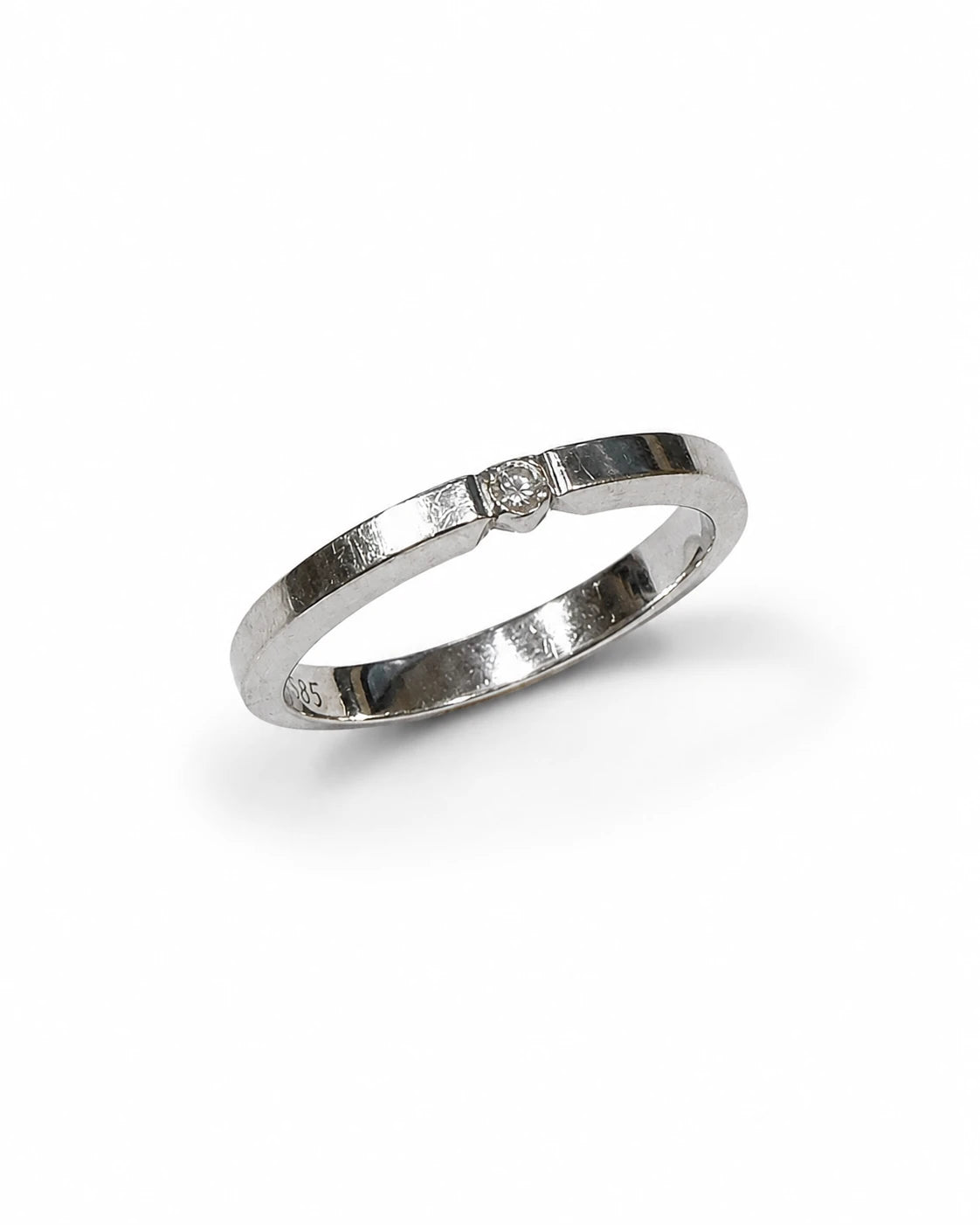Brugt hvidguldsring med diamant 0,03 ct – skrå frontvisning – BRUGT0066 [ai-redigeret]