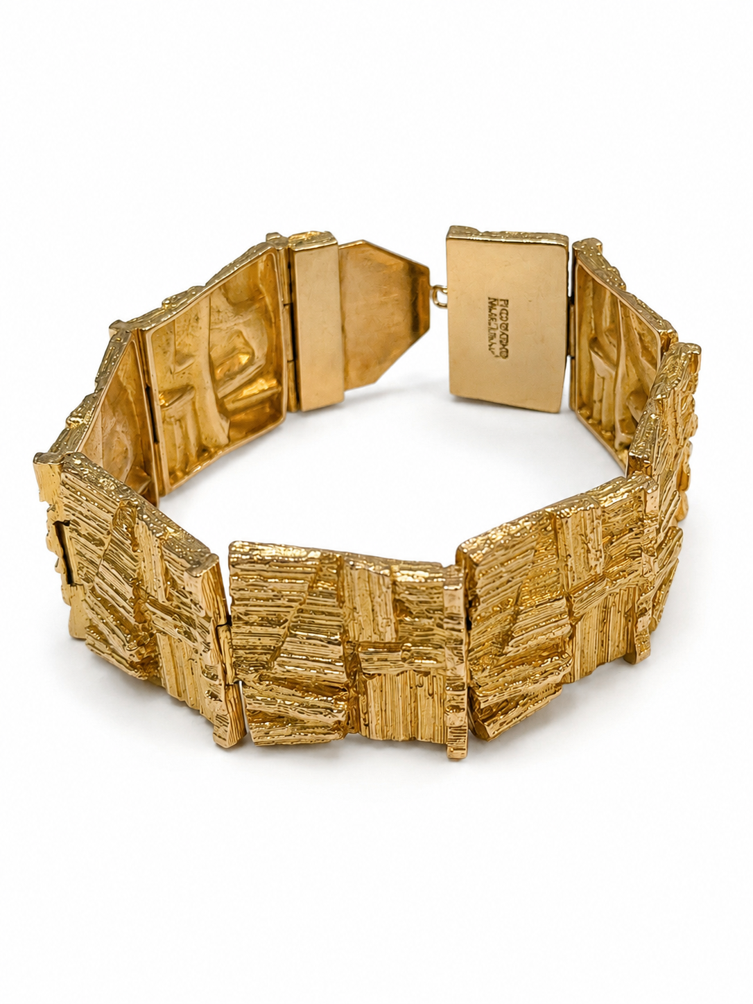 Lapponia Golden Stream armbånd i 14 kt. guld set fra vinkel med de brede led synlige [ai-redigeret]