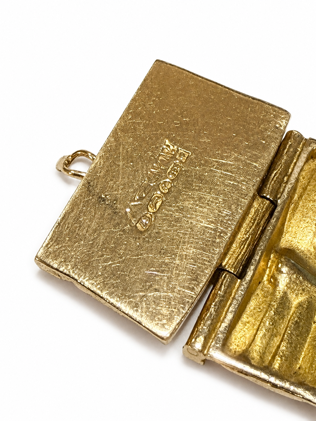 Detalje af stempel og lås på Lapponia Golden Stream armbånd i 14 kt. guld [ai-redigeret]
