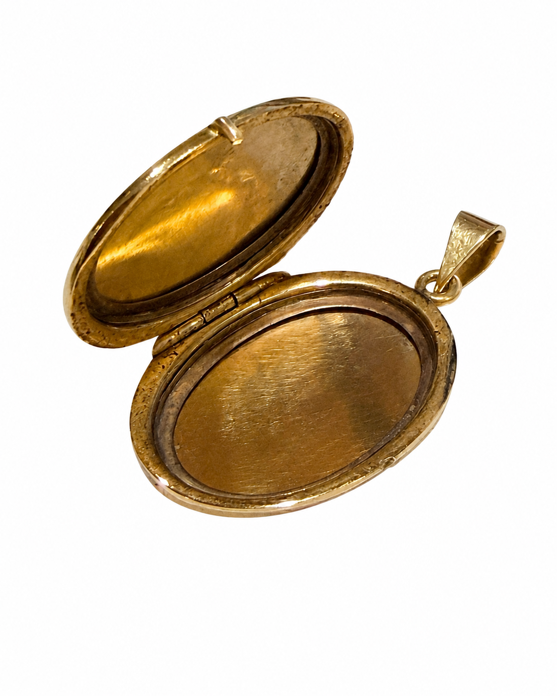 Åben oval medaljon 14 kt. set fra skrå vinkel [ai-redigeret]