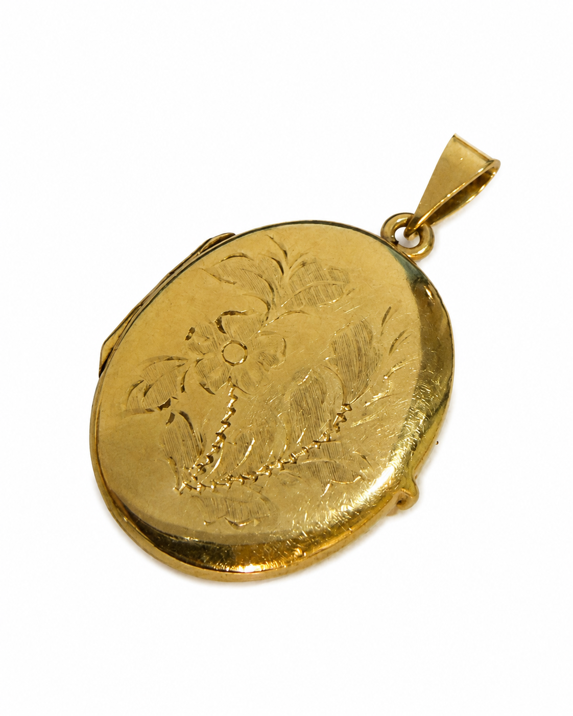Oval medaljon 14 kt. med graveret blomstermotiv set fra skrå vinkel [ai-redigeret]