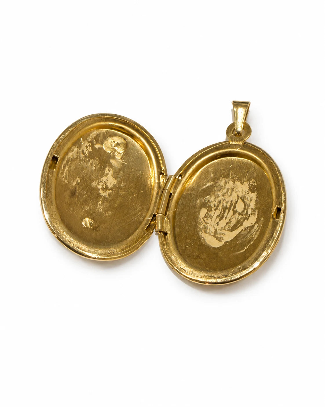 Brugt oval medaljon i 14 kt. guld vist helt åben [ai-redigeret]