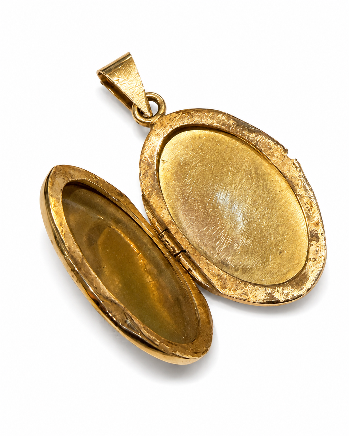 Åben oval medaljon i 14 kt. set fra skrå vinkel [ai-redigeret]