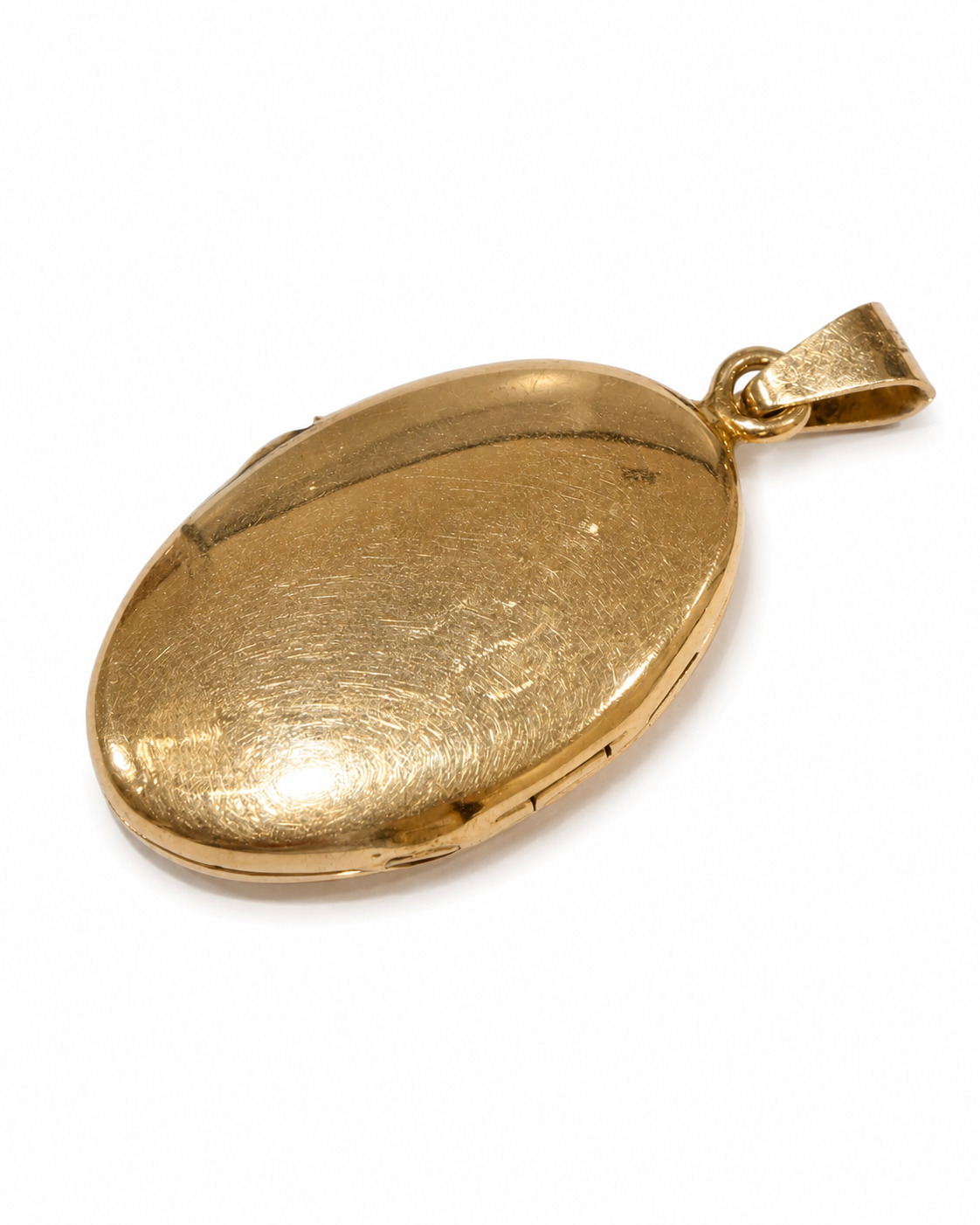 Oval medaljon i 14 kt. set fra bagsiden i skrå vinkel [ai-redigeret]