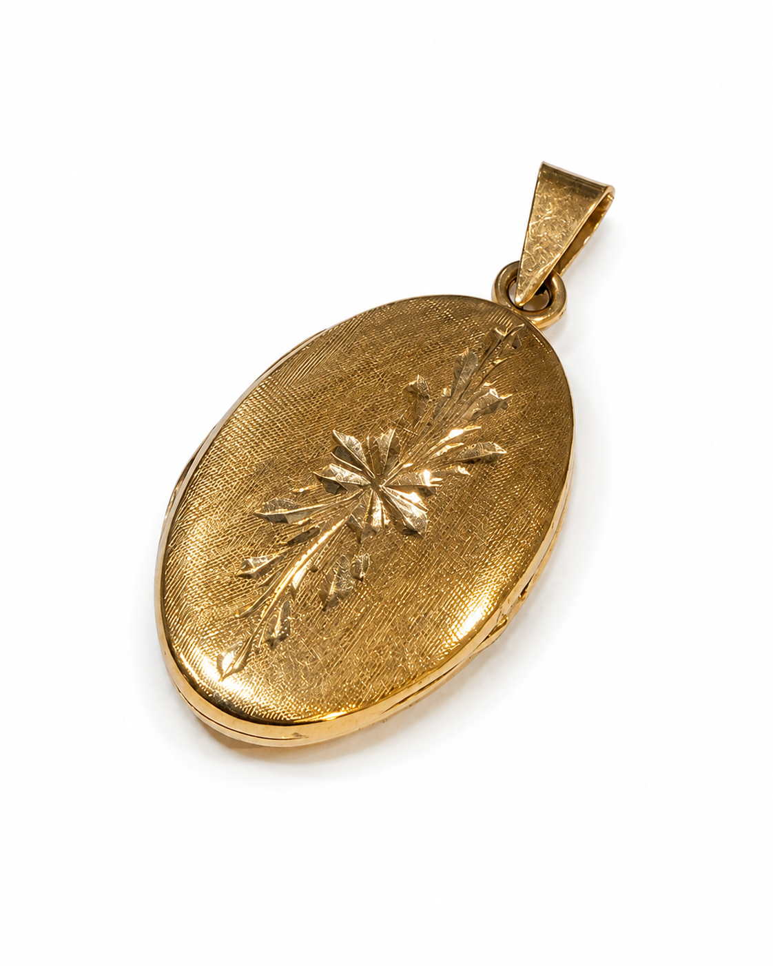 Oval medaljon i 14 kt. med graveret motiv set forfra [ai-redigeret]