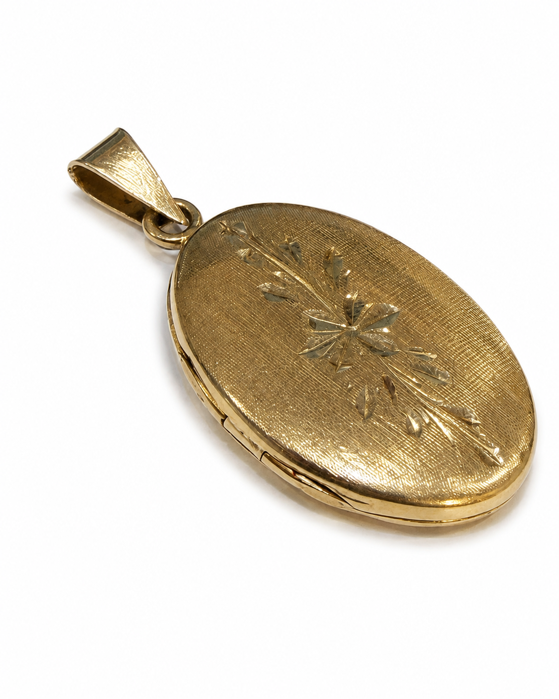 Oval medaljon i 14 kt. med graveret motiv set fra skrå vinkel [ai-redigeret]