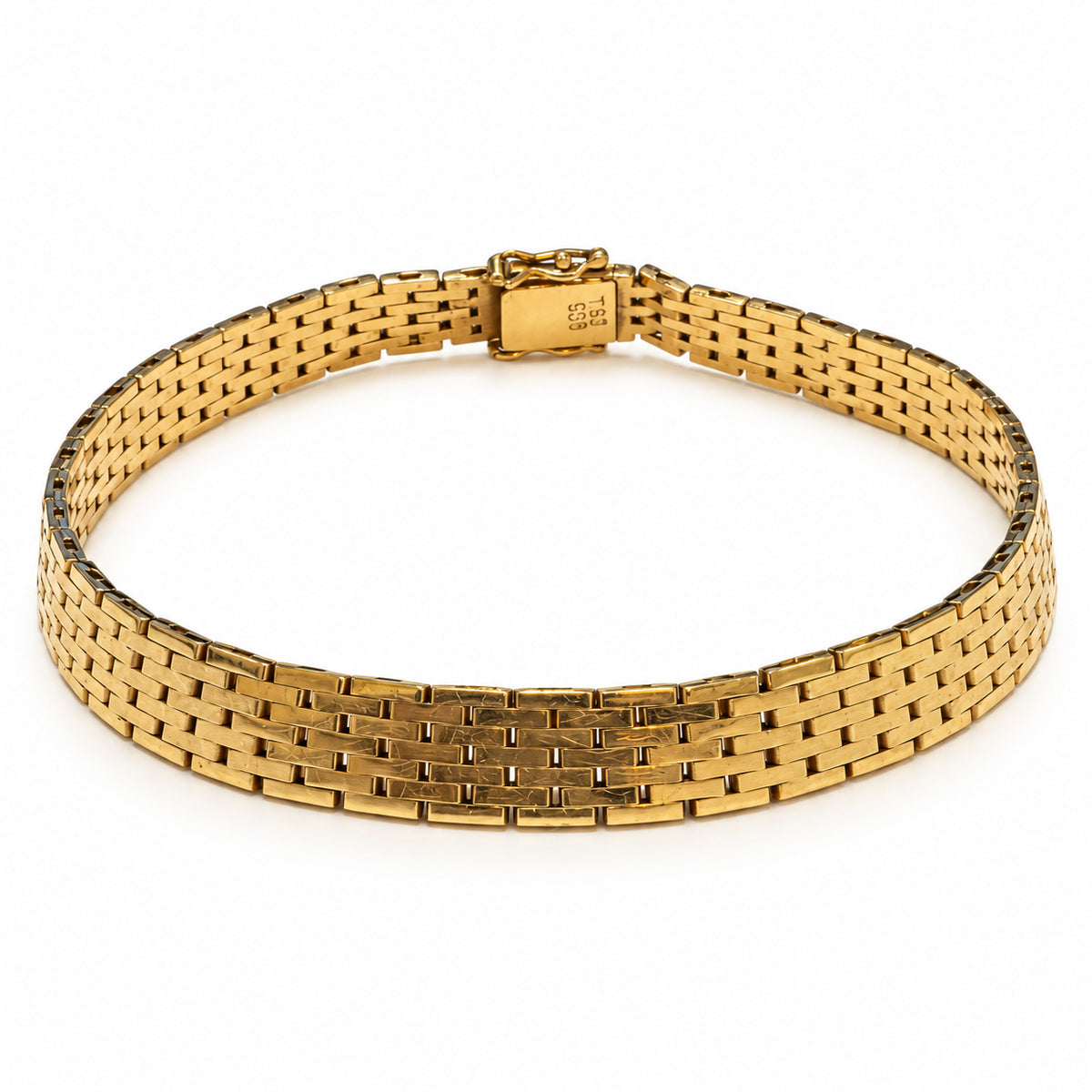 Brugt mursten armbånd i 14 kt. gult guld med syv forskudte rækker af rektangulære led, 18,5 cm langt og 17,1 g. Armbåndet ses i lukket oval form med kasselås, stempel TSJ 585 og synlige brugsspor – 30542196 [ai-redigeret]