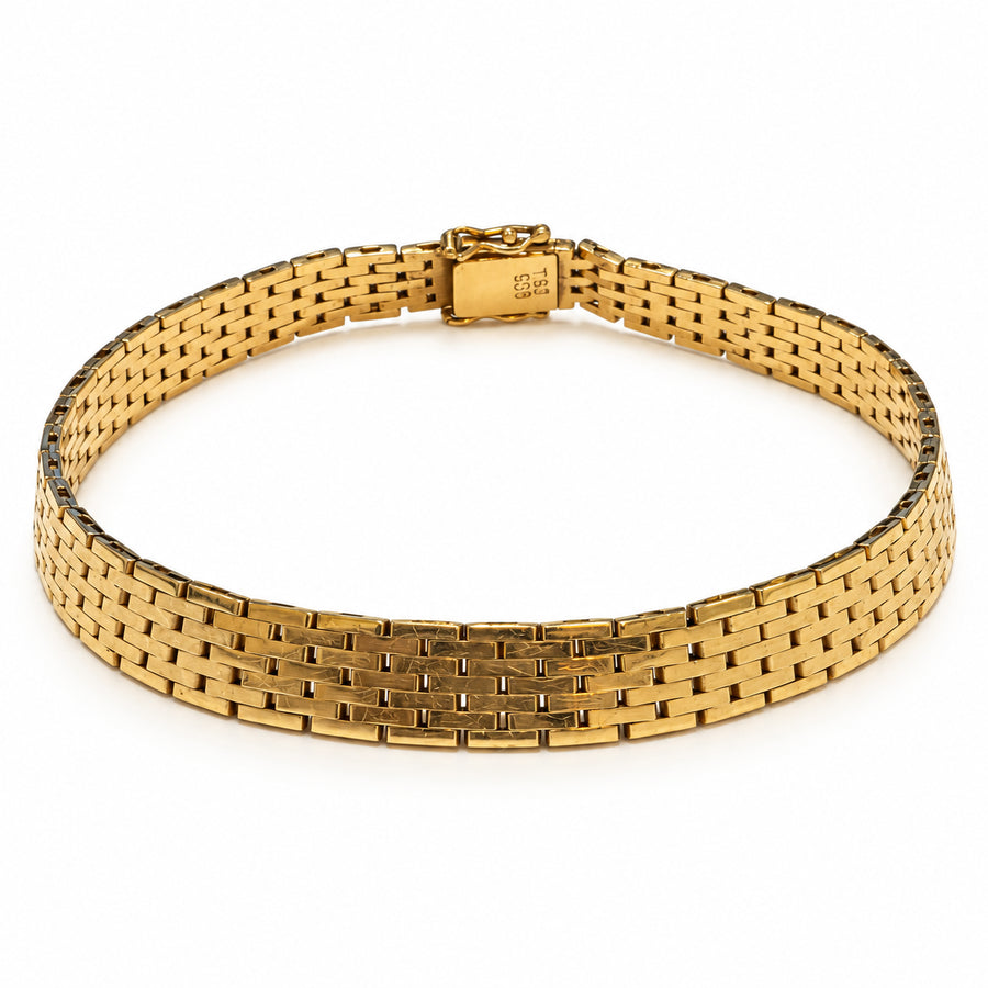 Brugt mursten armbånd i 14 kt. gult guld med syv forskudte rækker af rektangulære led, 18,5 cm langt og 17,1 g. Armbåndet ses i lukket oval form med kasselås, stempel TSJ 585 og synlige brugsspor – 30542196 [ai-redigeret]