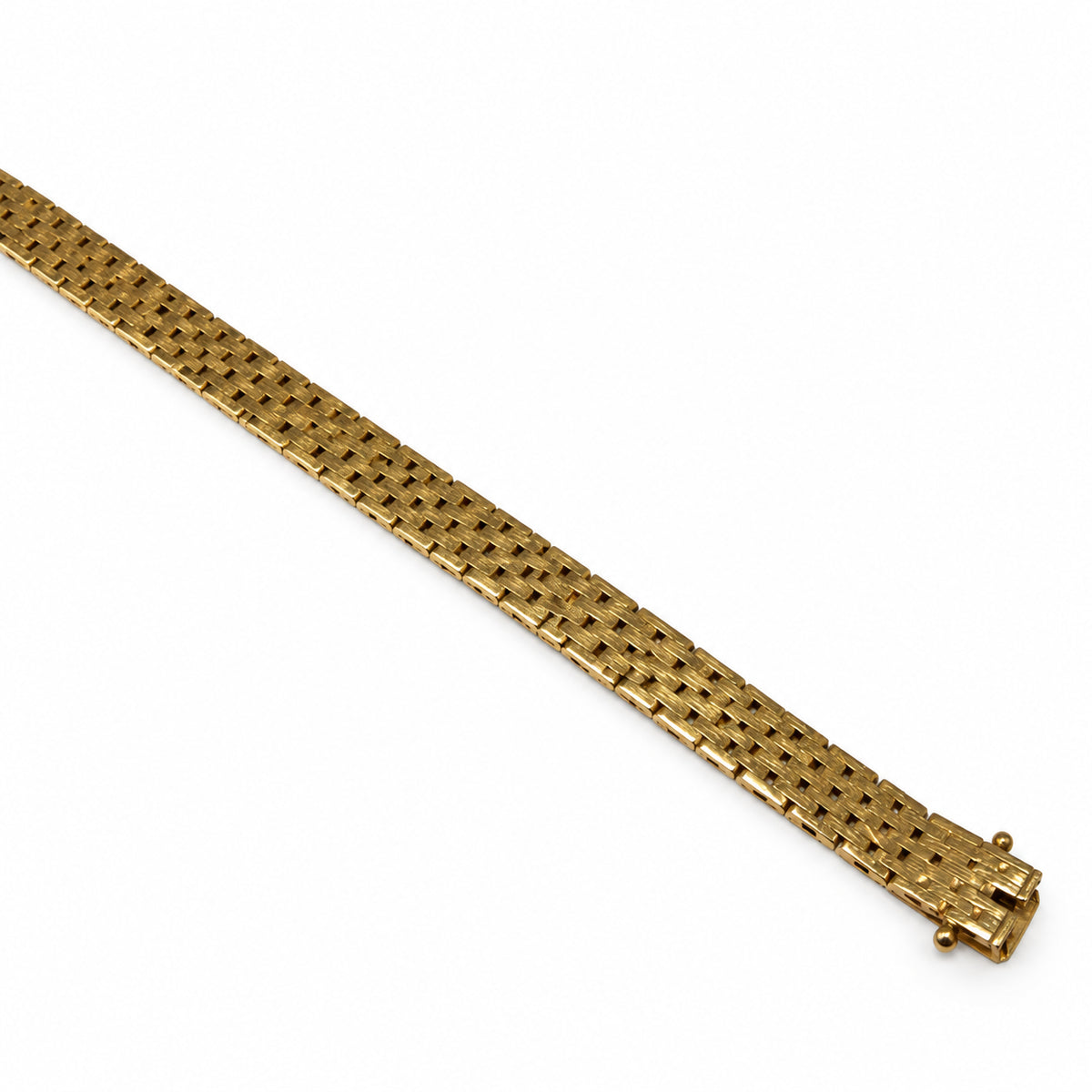 Detalje af brugt mursten armbånd i 14 kt. gult guld med syv rækker af aflange, forskudte guldled og synlig låsedel. Nærbilledet viser naturlige ridser og patina. Længde 18,5 cm, vægt 17,1 g – 30542196 [ai-redigeret]