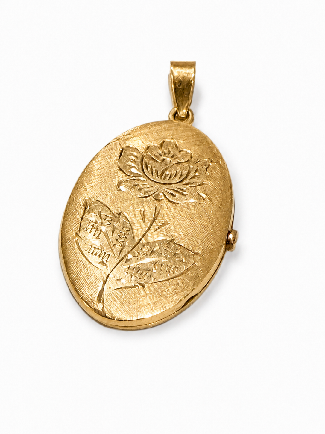 Oval medaljon med graveret blomstermotiv set forfra [ai-redigeret]