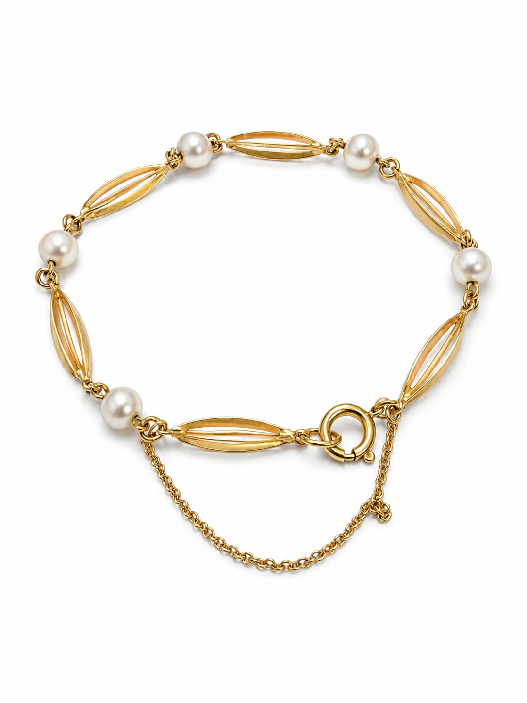 Siersbøl 14 kt. armbånd med ferskvandsperler set fra en anden vinkel [ai-redigeret]