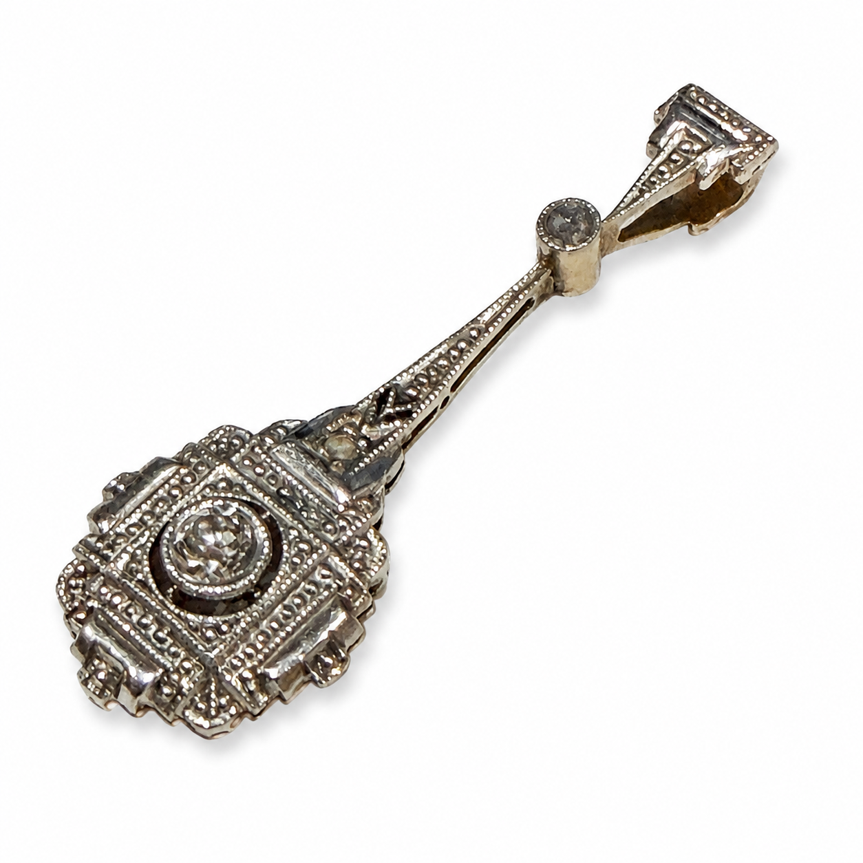 Brugt vintage vedhæng i 14 kt. guld med diamanter set fra vinkel - BRUGT0077 [ai-redigeret]