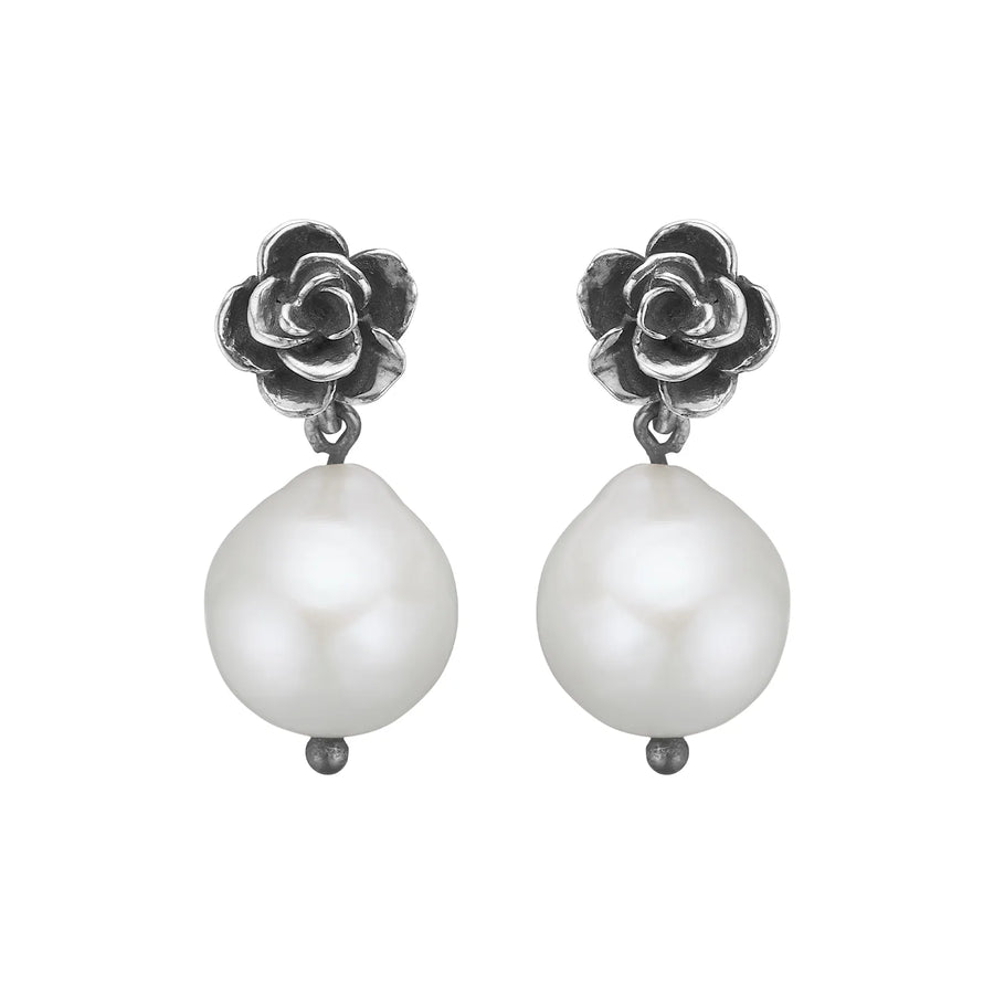 ByBirdie Aphrodite Silver Rose Pearl Ørestikkere i sterling sølv med ferskvandsperler