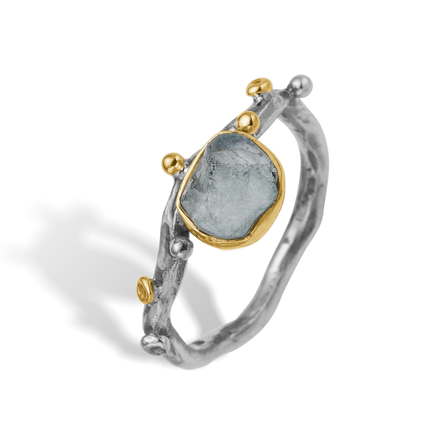ByBirdie Grace Single Aqua Raw ring i 925 sterlingsølv med rå blå akvamarin indfattet i 14 karat guld.
