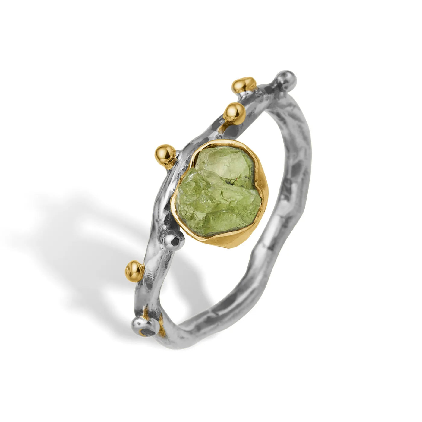 ByBirdie Grace Single Peridot Raw ring i 925 sterlingsølv med rå grøn peridot, 14 karat guldindfatning og dekorative guldkugler.
