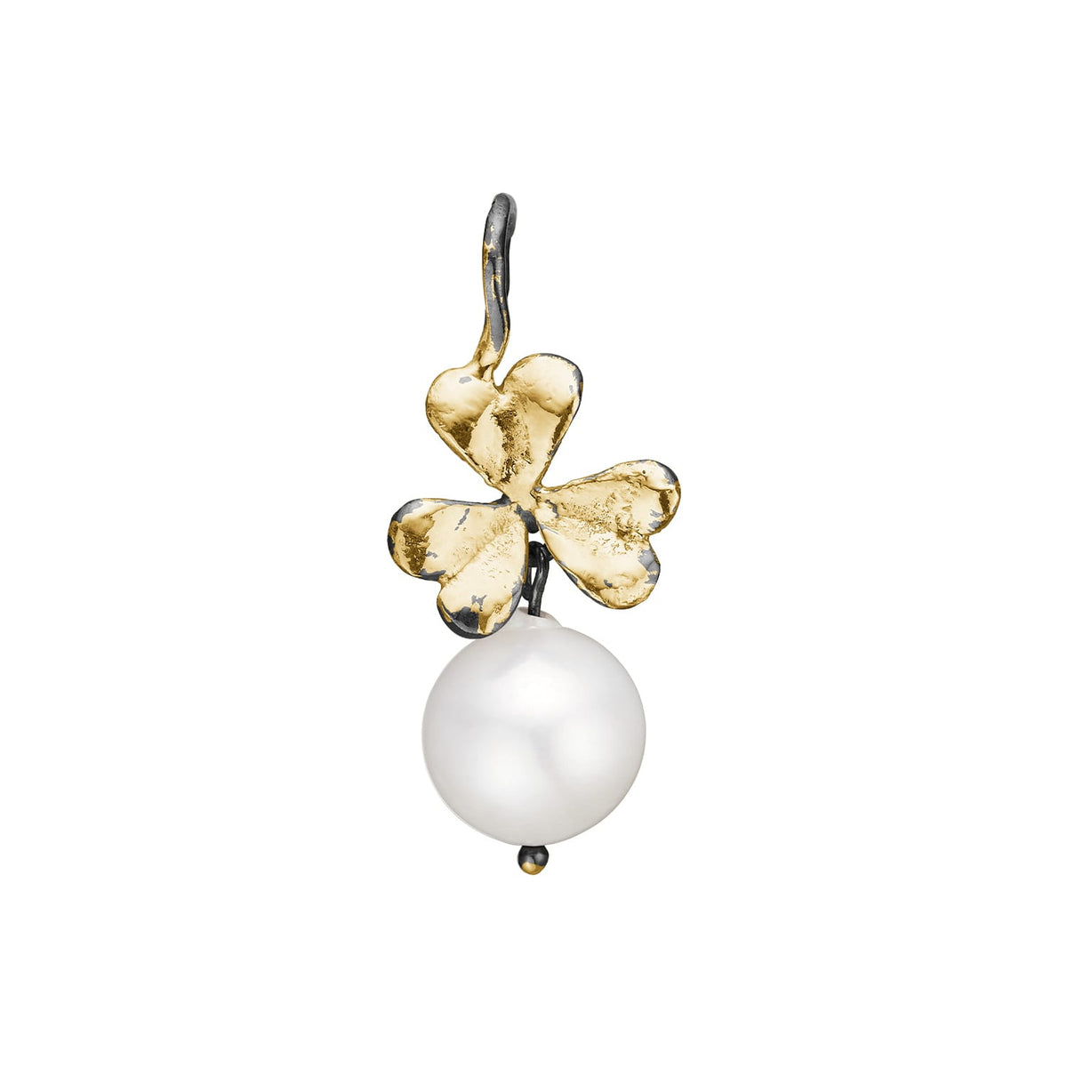 ByBirdie Sorrel Pearl vedhæng i 925 sterling sølv med påloddet 18 karat guld, skovsyrebladmotiv og hængende ferskvandsperle, cirka 33 mm højt, fra 2026AW-kollektionen.