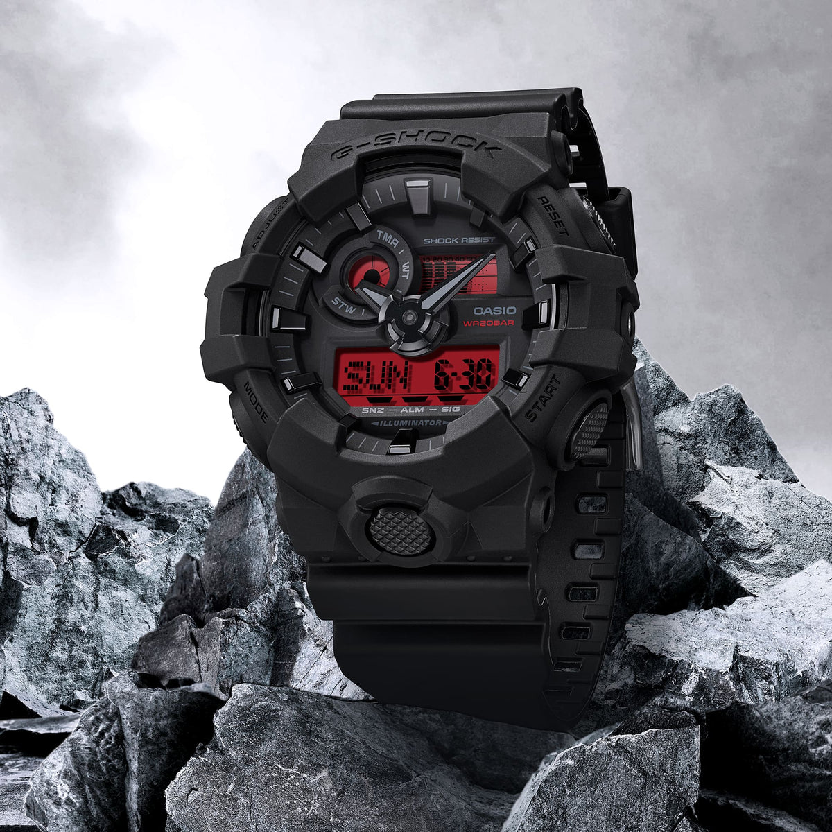 Casio G-SHOCK GA-700BBR-1AER herreur fra Black & Red-kollektionen med sort resinurkasse, sort rem, rødt LCD-display, analog-digital tidsvisning og 20 bar vandtæthed.