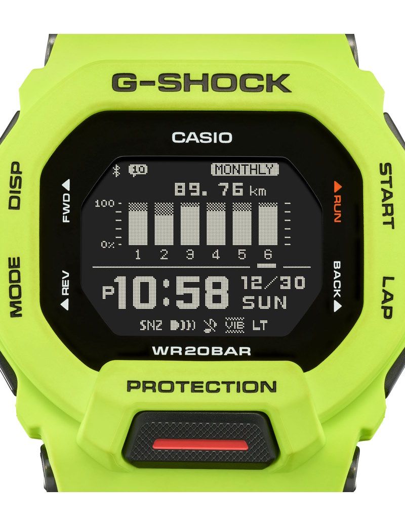 Nærbillede af Casio G-Shock GBD-200-9ER display med sort digital skive, træningsdata, Bluetooth-funktioner og 20 ATM vandtæthed.